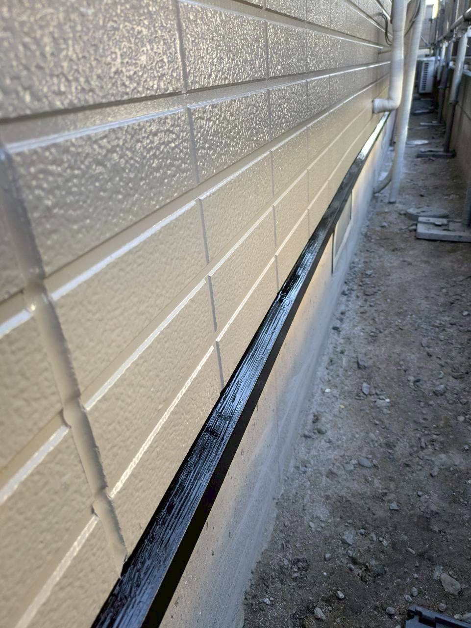 土台水切りも黒色で塗装完了